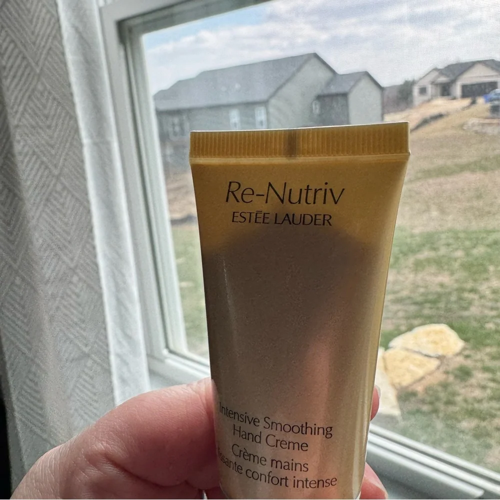 Estée Lauder Re-Nutriv Intensive Smoothing Hand Creme 1oz Travel Size 80% Full - Picture 6 of 7